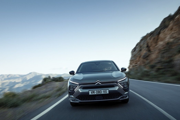 Reseña del Citroën C5 X Hybrid: Crossover liftback cómodo con sistema híbrido suave Foto 1