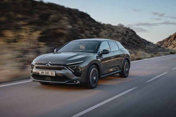 Reseña del Citroën C5 X Hybrid: Crossover liftback cómodo con sistema híbrido suave Foto 2