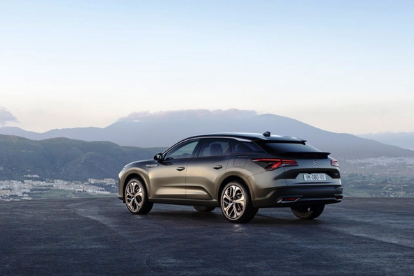 Reseña del Citroën C5 X Hybrid: Crossover liftback cómodo con sistema híbrido suave Foto 4