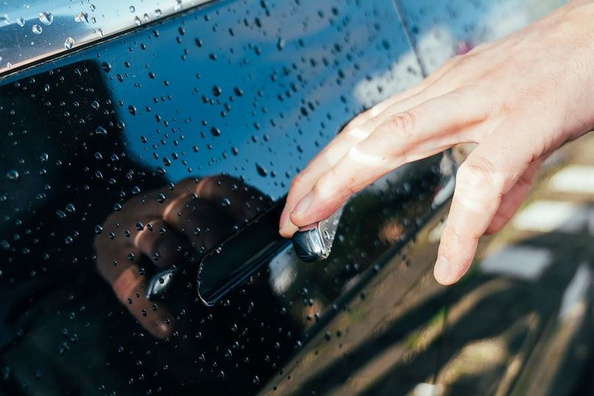 Por qué el coche da descargas: causas y formas de protegerse