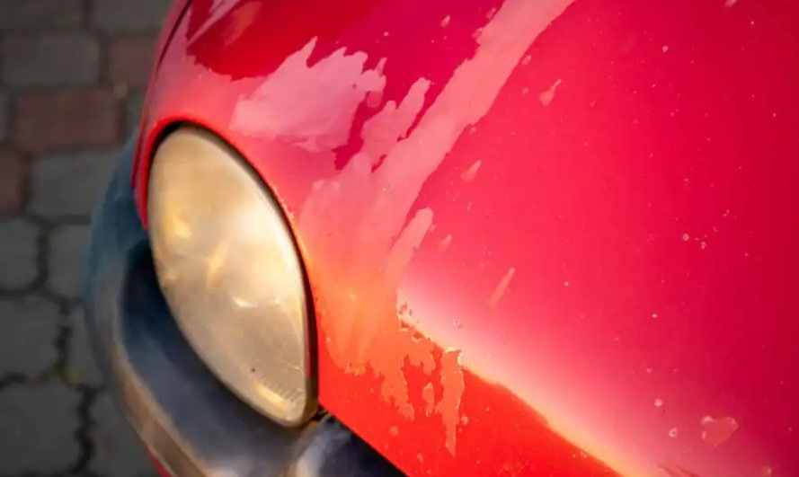 ¿Por qué se pela el barniz del coche? Causas y protección