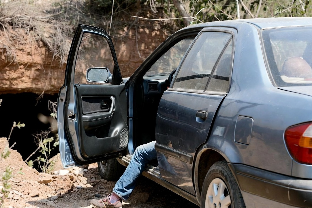 Qué hacer en el coche durante un bombardeo: guía paso a paso