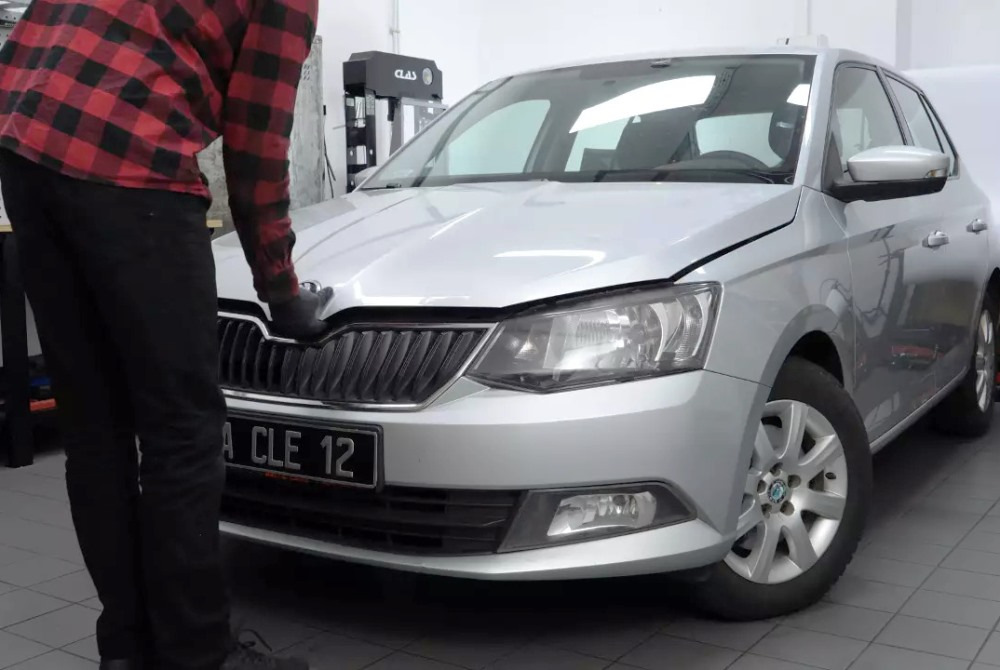 Skoda Fabia: cómo abrir el capó paso a paso