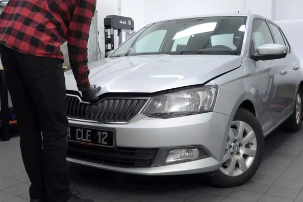 Skoda Fabia: cómo abrir el capó paso a paso