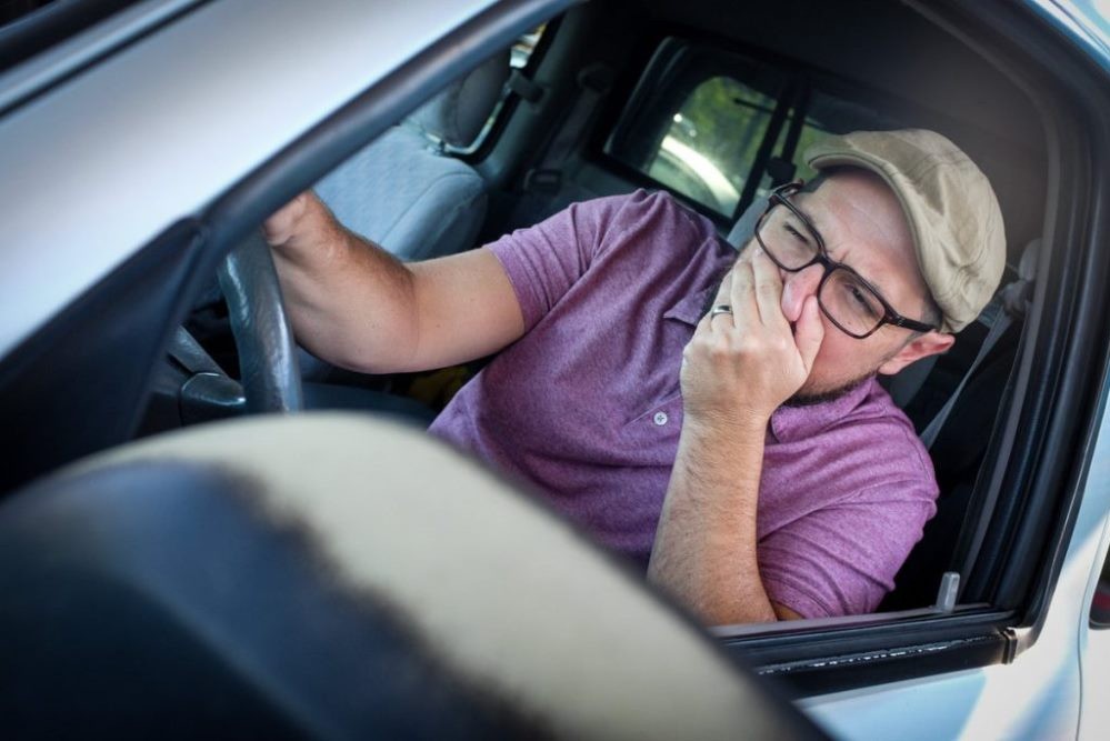 ¿Por qué huele a gases de escape dentro del coche?