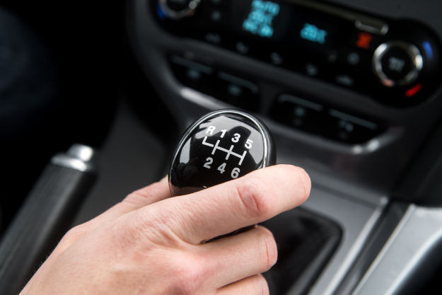 Cómo conducir un coche manual: guía completa