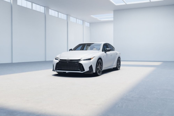Lexus IS (XE30, restyling 2025): обзор del sedán deportivo premium Foto 2