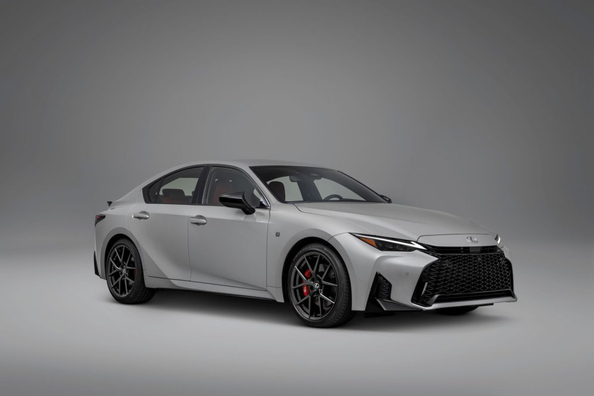 Lexus IS (XE30, restyling 2025): обзор del sedán deportivo premium Foto 1