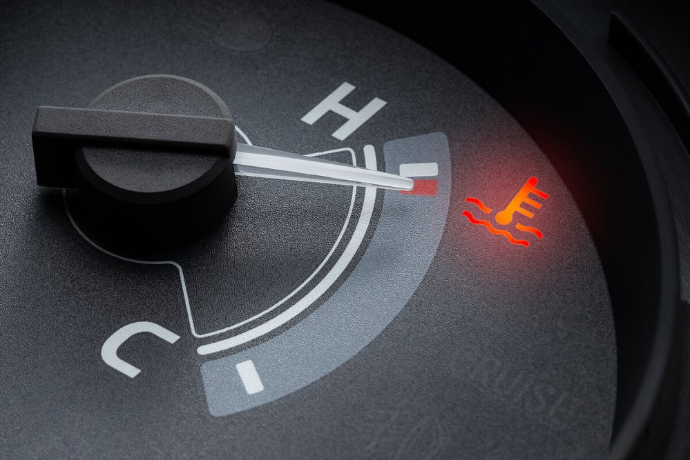 Por qué sube la temperatura del motor: causas y riesgos