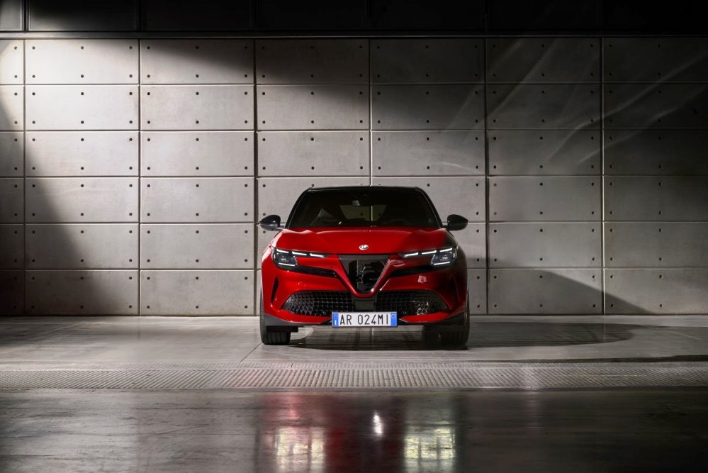 Prueba del Alfa Romeo Junior (2025): híbrido y SUV eléctrico en uno