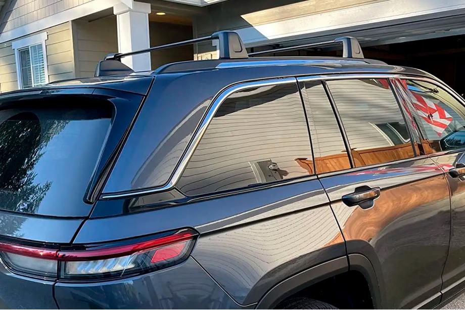 Jeep Grand Cherokee WL 2021- Barras transversales de techo para raíles integrados OEM (2 uds) Negro Foto 1
