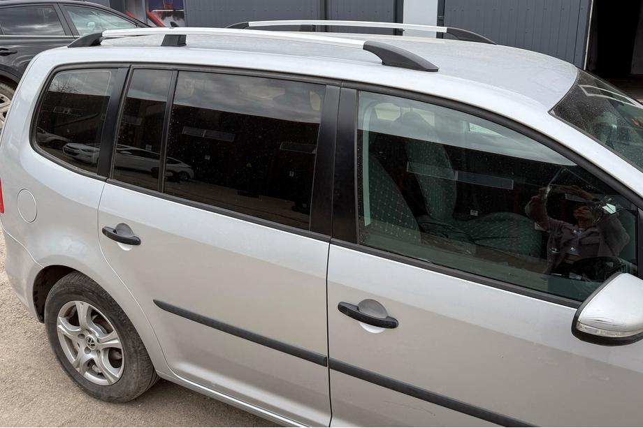 Volkswagen Touran 2010-2015 Barras de techo cromadas Pies de plastico Foto 9