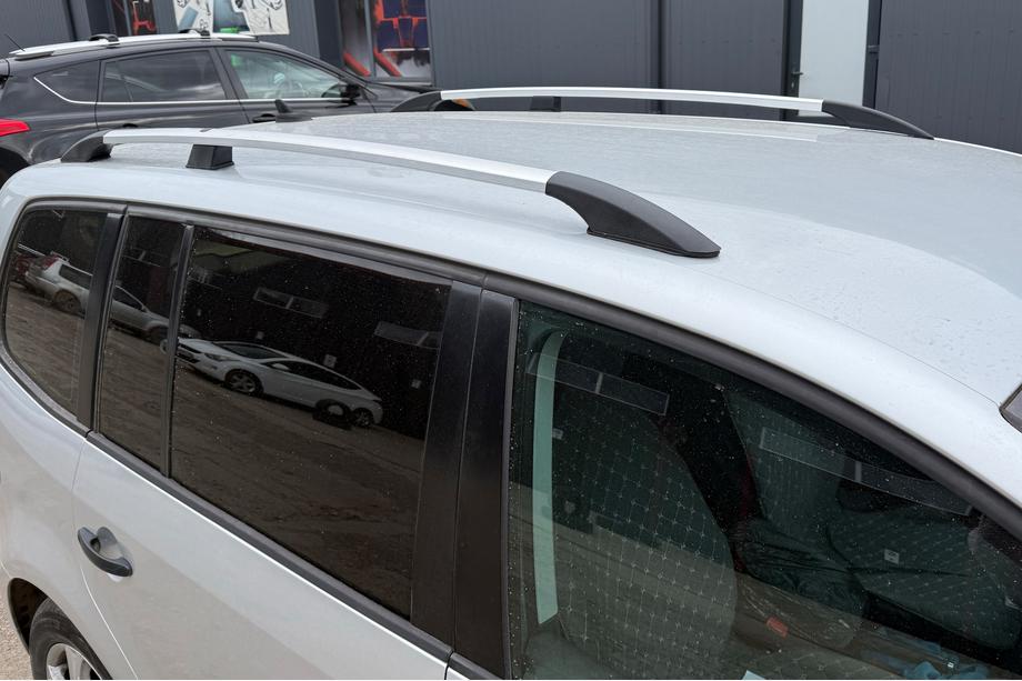 Volkswagen Touran 2010-2015 Barras de techo cromadas Pies de plastico Foto 10