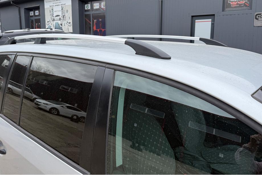 Volkswagen Touran 2010-2015 Barras de techo cromadas Pies de plastico Foto 3