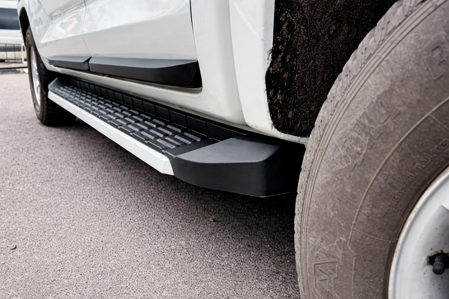 Mitsubishi L200 2024- Estribos laterales HARMS (2 uds) Image