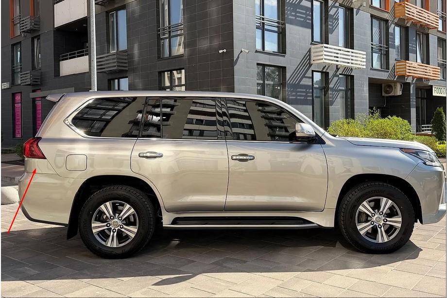 Lexus LX570/450d 2008-2022 Moldura de paragolpes/aletín trasero 2016-2021 (debajo del piloto trasero) Derecho (para pintar) Foto 1