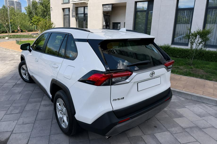 Toyota Rav 4 2019–2025 Rieles de techo integrados negros OEM V2 (Aluminio) Foto 1