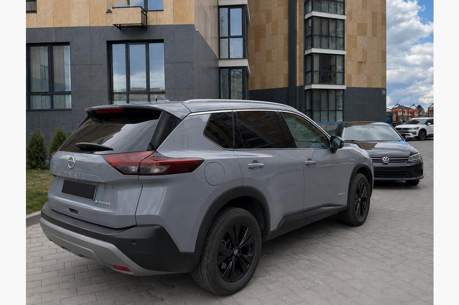 Nissan X-trail T33/Rogue 2022- Barras longitudinales de techo integradas grises OEM (plástico ABS, instalación atornillada) Foto 3