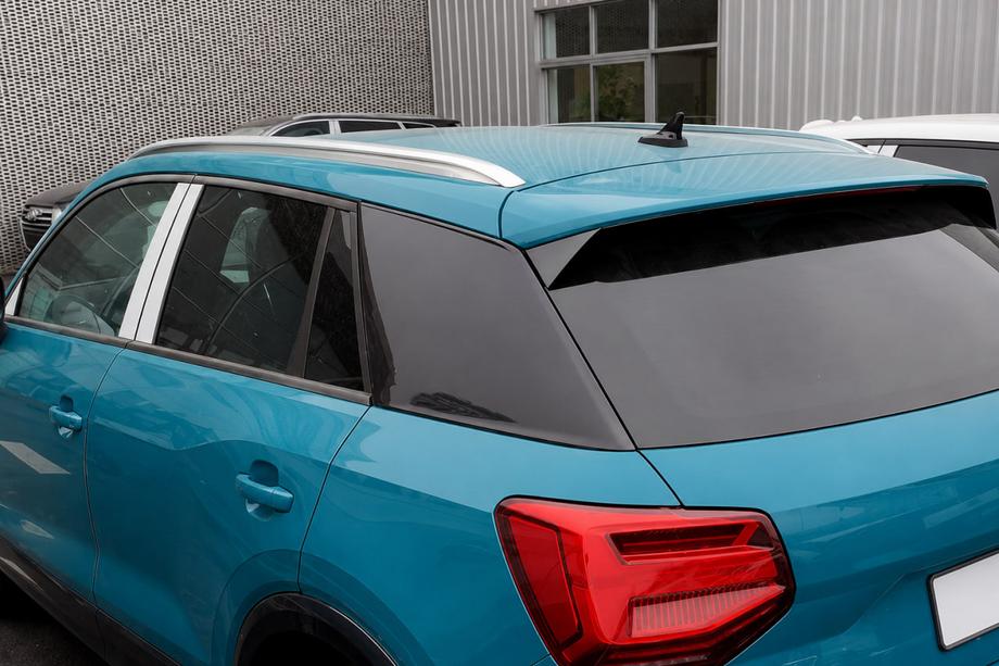 Audi Q2 2016- Barras longitudinales de techo integradas grises OEM (Aluminio, instalación con adhesivo) Foto 1