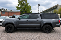 Toyota Tacoma 2015–2023 Barras longitudinales de techo OEM negras (aluminio) foto 2
