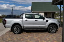 Ford Ranger 2011–2022 Barras longitudinales de techo OEM negras (plástico ABS, instalación adhesiva) foto 2