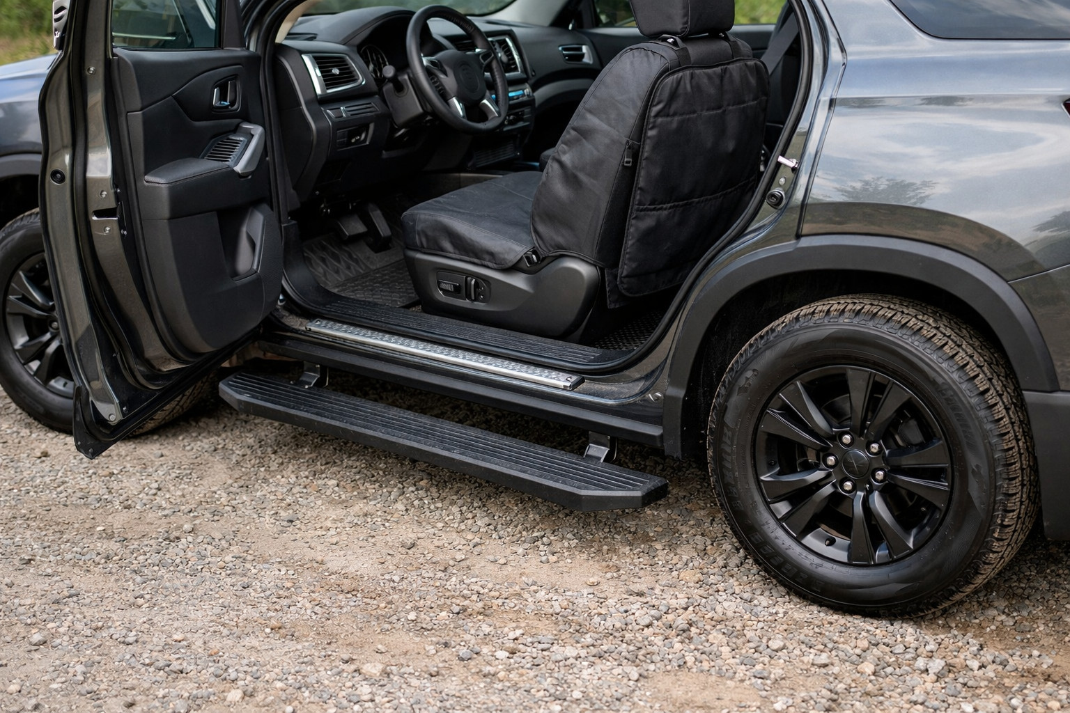 Qué montar en un SUV alto para subir mejor y no manchar la ropa