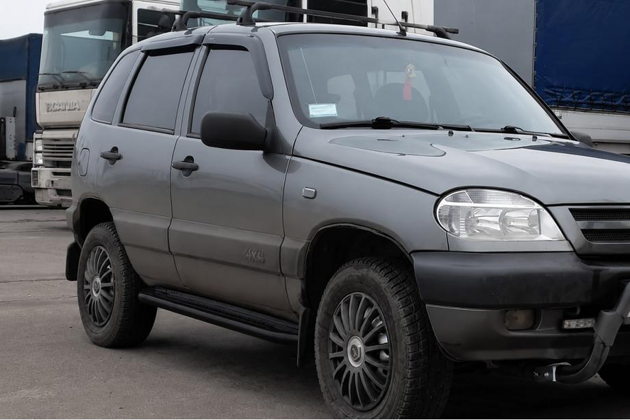 Chevrolet Niva 1998-2020 Estribos laterales Premium Black (2 uds., acero inoxidable) Foto 2