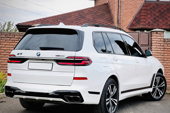 BMW X7 G07 2019–: instalación del kit de restyling LCI M-Performance Foto 10
