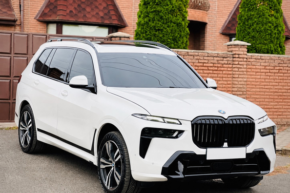 BMW X7 G07 2019–: instalación del kit de restyling LCI M-Performance Foto 2