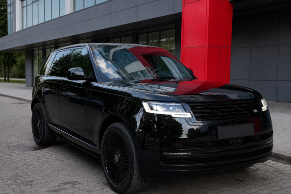 Range Rover L460 2021–: instalación de llantas forjadas HF-8 Black R22 — nuestro trabajo Foto 1