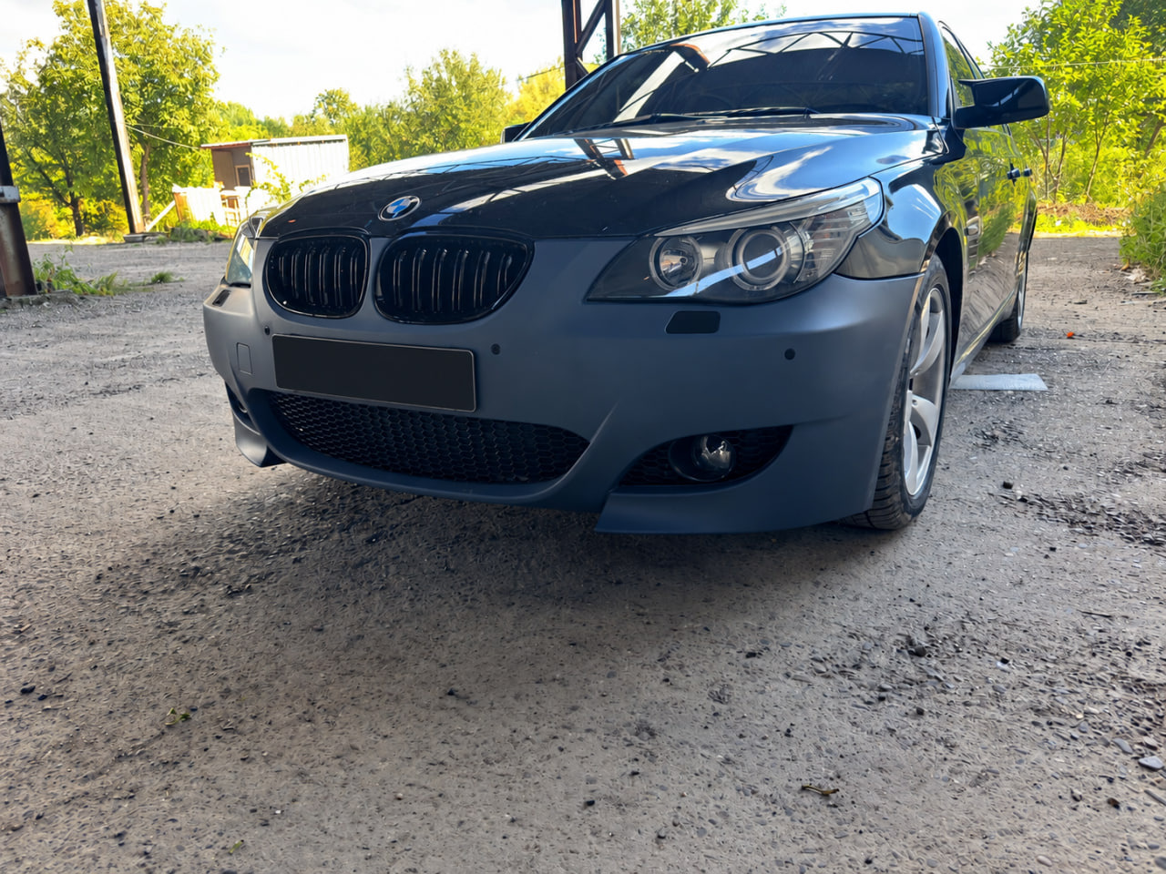 Tuning BMW E60/E61: instalación del parachoques delantero M5