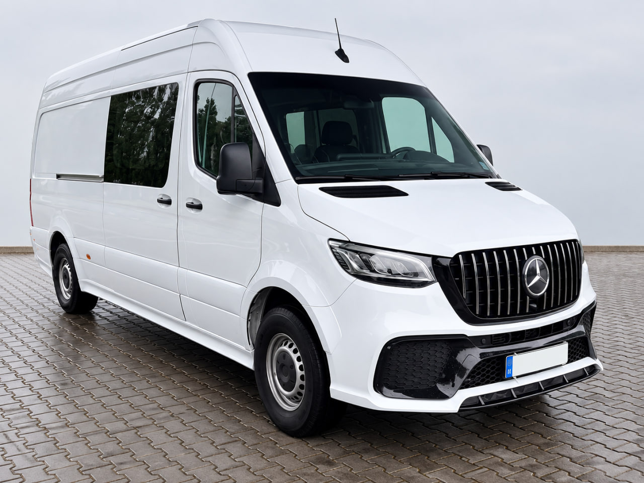 Mercedes Sprinter W907/W910 2018–: instalación del kit de carrocería AMG – nuestros trabajos