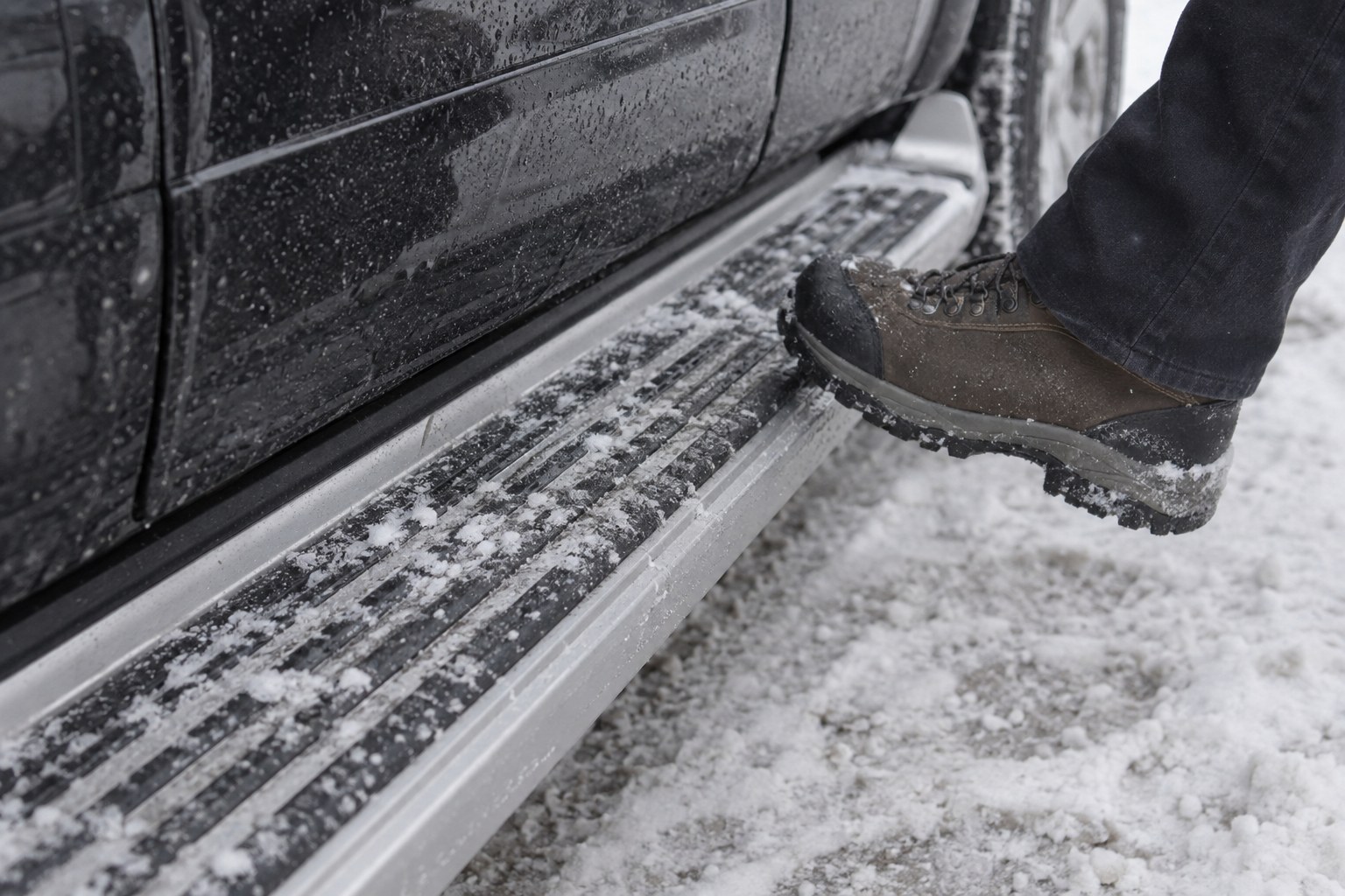 Estriberas laterales en invierno: hielo, nieve y sal – evita resbalar y cuídalas