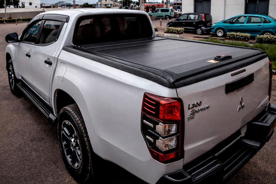Toyota Hilux 2015- Persiana enrollable OEM para caja (2015-2020, manual con maneta y cerradura) Foto 1