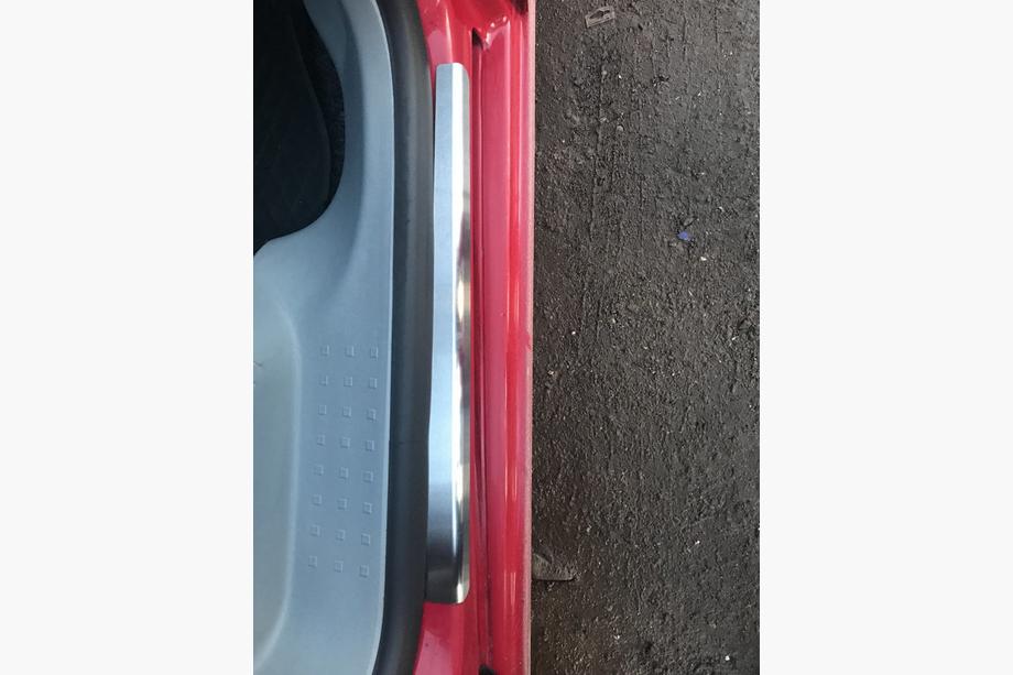 Volkswagen Caddy 2010-2015 Cubiertas de Umbral de Puerta Natanika Standard (4 uds, Acero Inoxidable) Foto 6