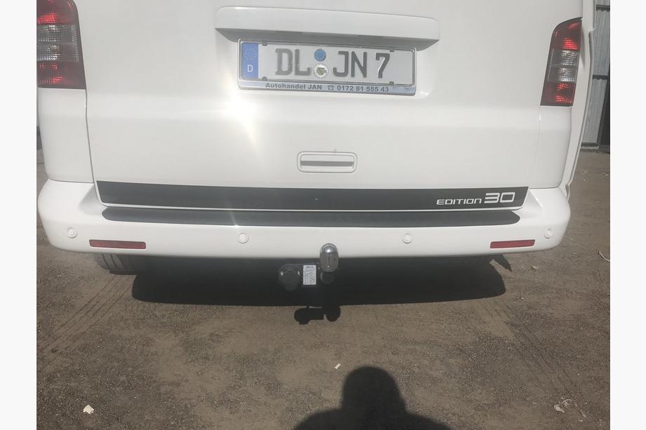 Volkswagen T5 Caravelle 2004-2010 Protector de parachoques trasero con borde (plástico ABS) Foto 3
