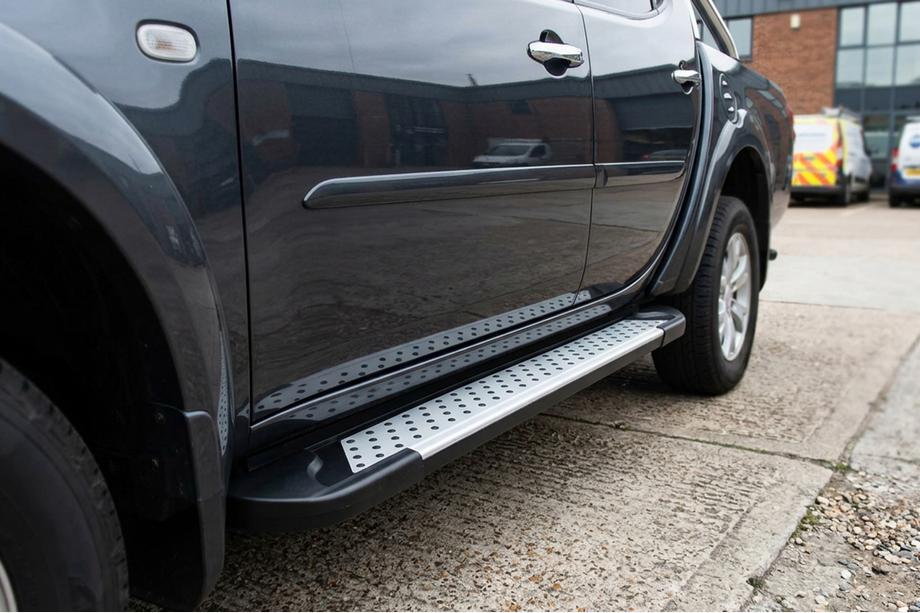 Mitsubishi L200 2006-2015 Estribos Laterales Allmond Grey (2 uds., Aluminio) Image