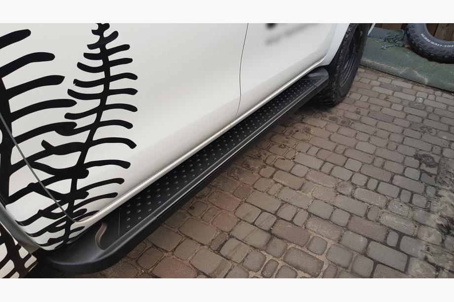 Toyota Hilux 2015- Estribos Laterales Allmond Black (2 uds., Aluminio) Image