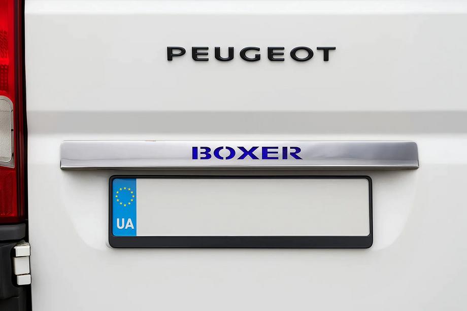 Peugeot Boxer 2006-2025 Moldura cromada sobre la matrícula con LED azul (acero inoxidable) Foto 1