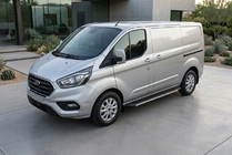 Ford Custom 2013-2022 Estribos Laterales Maya (2 uds., Aluminio) foto 1