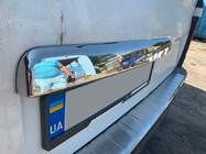 Renault Trafic 2015- Moldura de acero inoxidable sobre la matrícula foto 7
