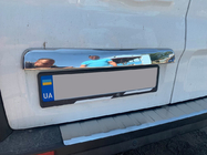 Renault Trafic 2015- Moldura de acero inoxidable sobre la matrícula foto 6