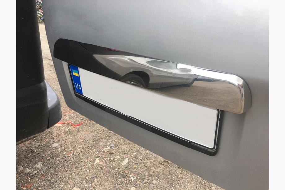 Renault Trafic 2015- Moldura de acero inoxidable sobre la matrícula Image