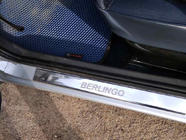 Citroen Berlingo 1996-2008 Protector de umbral de puerta de acero inoxidable Carmos V1 (2 uds) foto 2