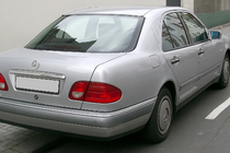 Mercedes E-class W210 1995-2002 Moldura de maletero sobre la matrícula (Sedan) foto 1