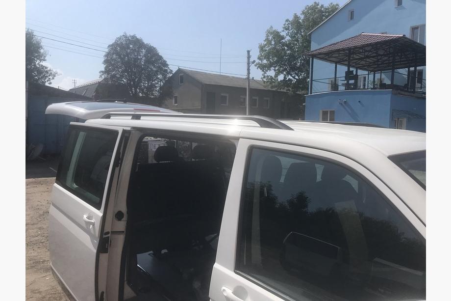 Volkswagen T5 Transporter 2003-2010 Barras de Techo Negras Base larga, pies de plástico Foto 10