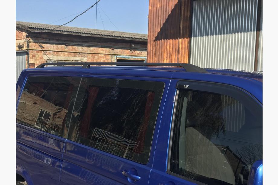 Volkswagen T5 Transporter 2003-2010 Barras de Techo Negras Base larga, pies de plástico Foto 6