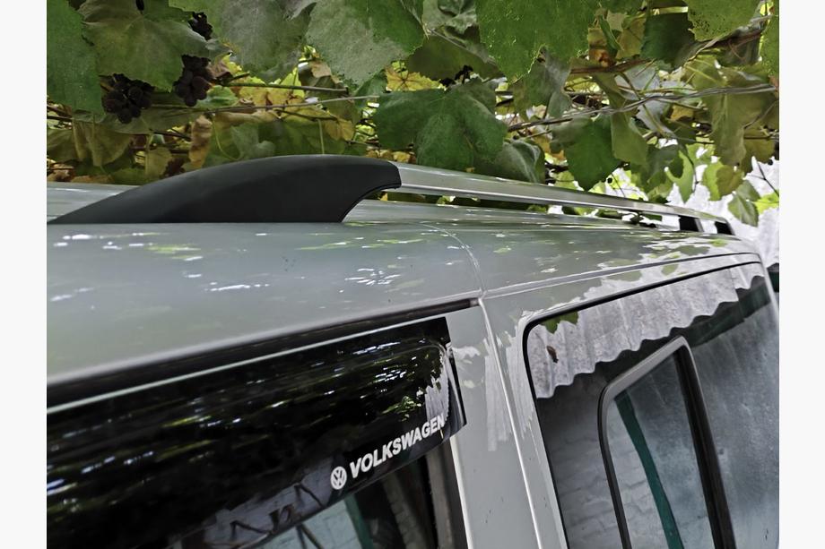 Volkswagen T5 Caravelle 2004-2010 Barras de Techo Cromadas Base corta, pies de plástico Foto 13