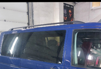 Volkswagen T6 2015-2024 Barras de Techo Negras foto 18