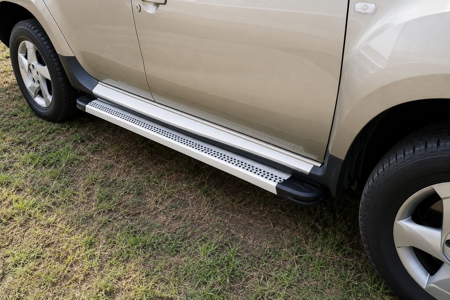 Dacia Duster 2008-2018 Estribos Laterales Maya V2 (2 uds., Aluminio) Image